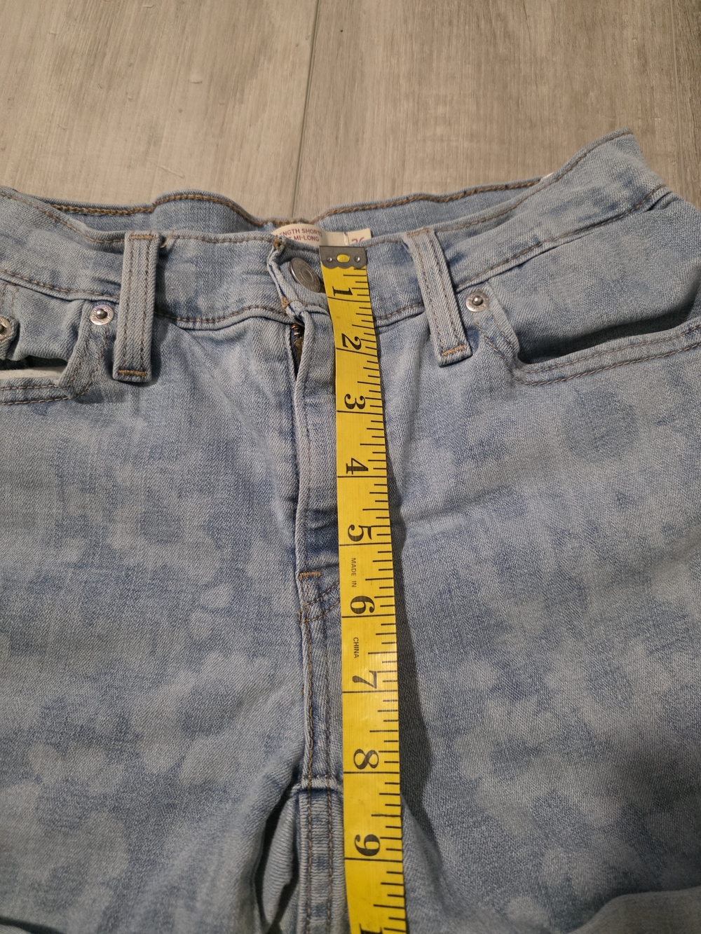 Levi’s W26 Light Wash Denim Shorts Mid Rise Cuffed Casual - Picture 10 of 13